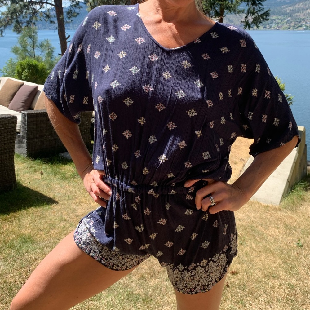 En Crème Boho Patterned Navy & White Open Back Shorts Romper Size M